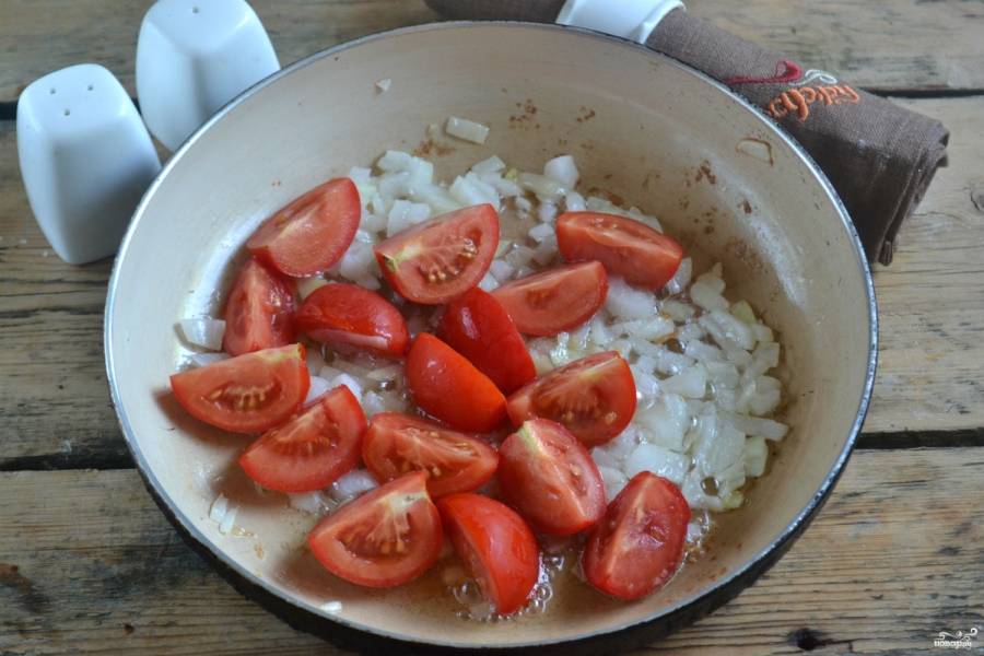 Для соуса поджарьте мелко порубленную луковицу вместе с измельченными помидорами. 