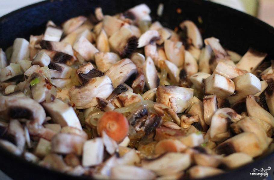 Разогреваем растительное масло в сковороде. Обжариваем грибы с луком до мягкости.