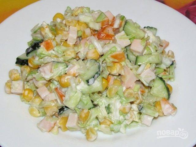 Салат с копченой курицей, кукурузой и сыром