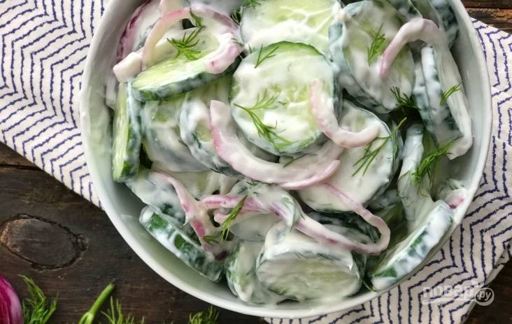 Рецепт блюда Бабушкин овощной салат со сметаной по шагам с фото и временем приготовления