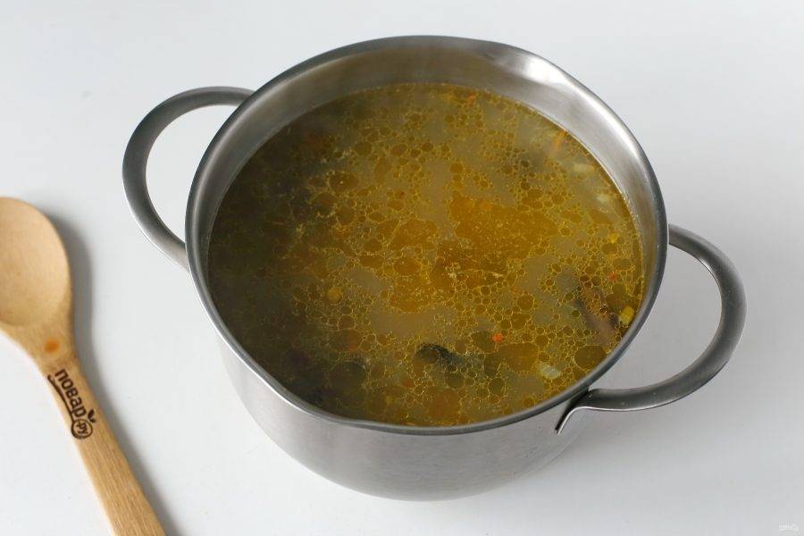 Суп "Губница" готов. Разлейте его по тарелкам и подавайте приправив сметаной или сливками.