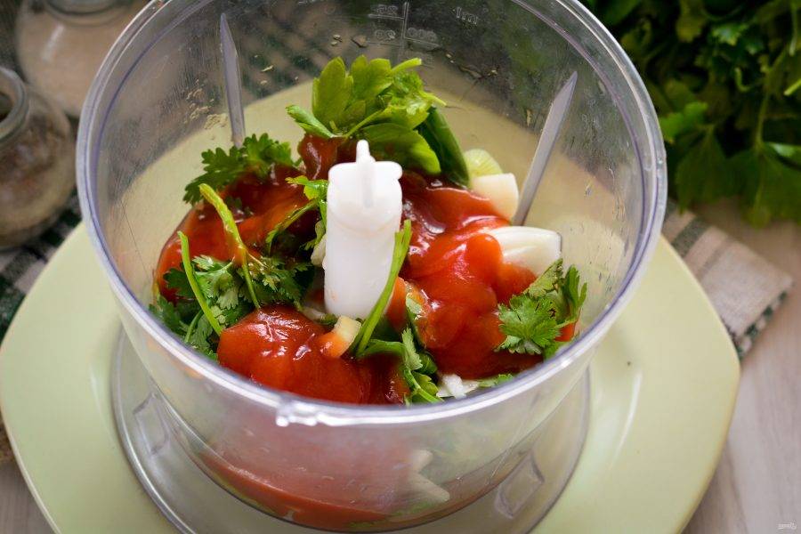 Влейте томатный соус. Соус можно использовать любой - шашлычный, кавказский, краснодарский или другой.