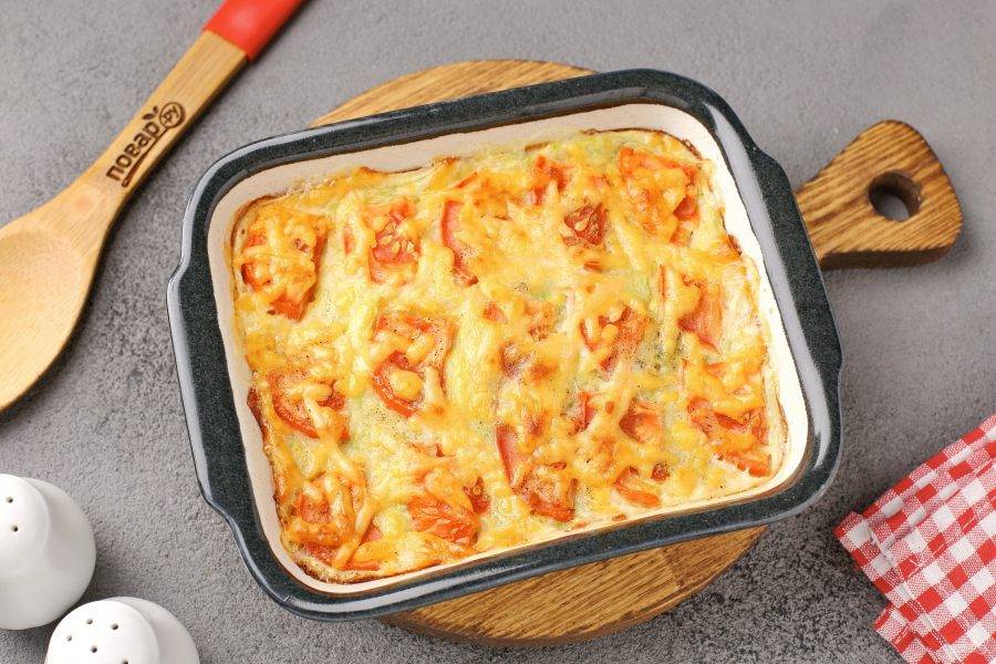 Запеканка из кабачков и помидоров с сыром в духовке готова. Дайте ей немного остыть, чтобы она лучше держала форму, нарежьте на порции и подавайте к столу.
