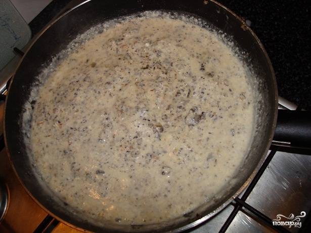 Посыпаем содержимое сковородки мукой, хорошо размешиваем и поджариваем пару минут. Затем заливаем молоком, солим и перчим. Оставляем протушиться минут 7-10.