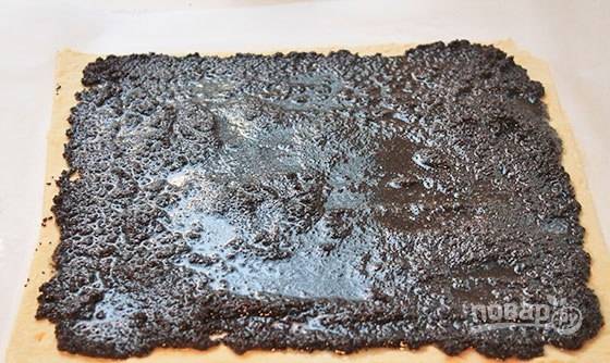 Тесто заранее разморозьте. Растяните его в 2 мм толщиной. По основе разложите начинку.