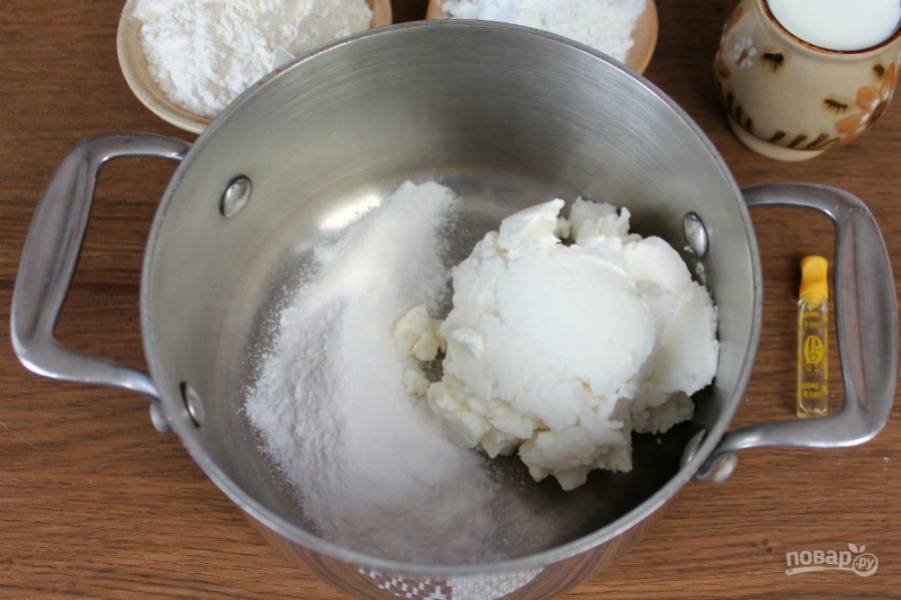 Сливочный сыр и половину сахарной пудры отправляем в кастрюлю.