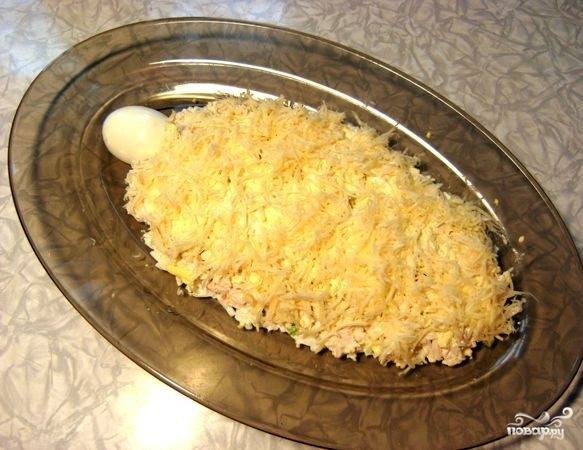 Теперь — слой сыра и снова сетка из майонеза. Сыр можно натереть или на крупной, или на мелкой терке, кому как больше нравится. На вкусе салата это не отразится.