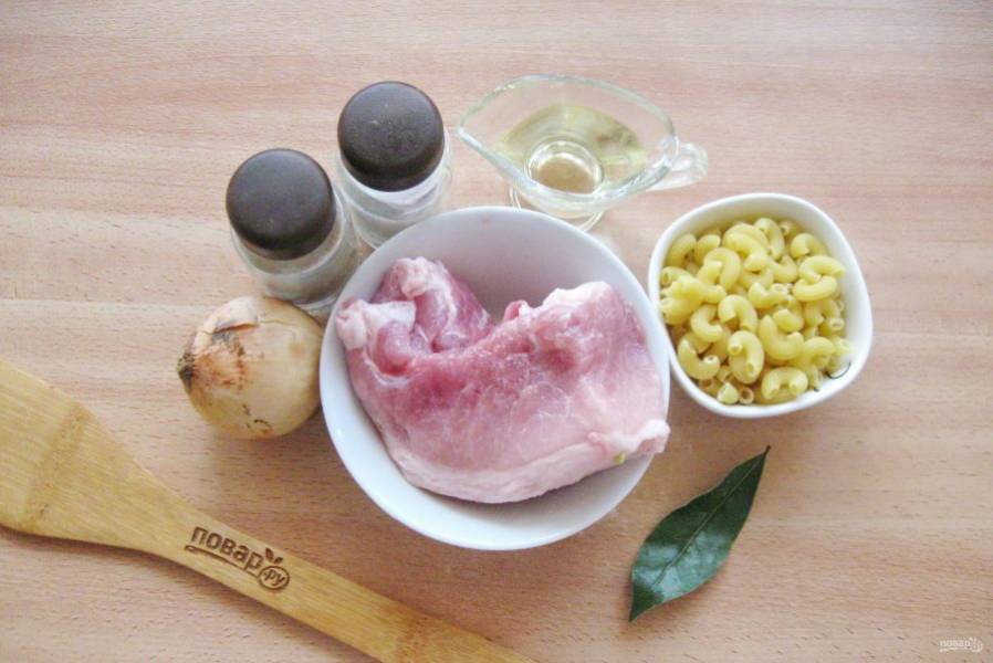 Подготовьте ингредиенты для приготовления макарон по-деревенски.