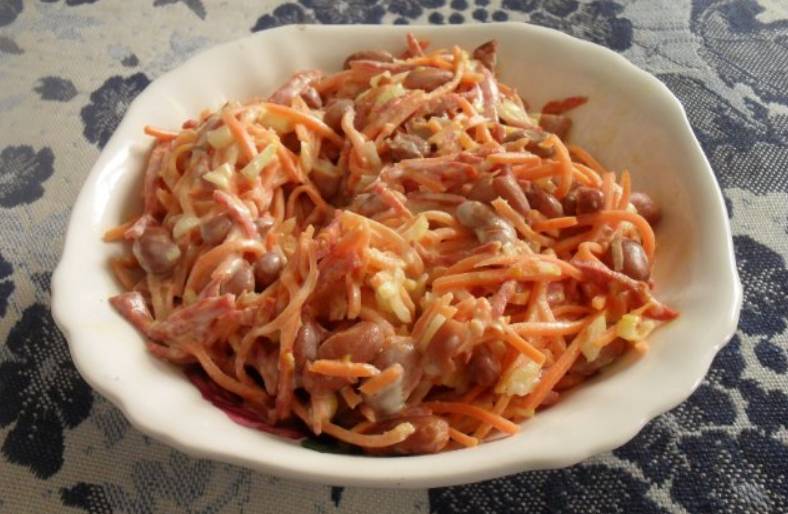 Салат с корейской морковью, фасолью и курицей