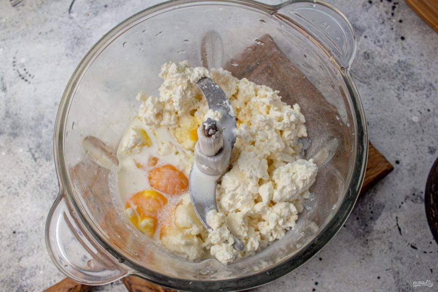 В чашу блендера поместите творог, вбейте яйца, добавьте сахарозаменитель и влейте молоко.