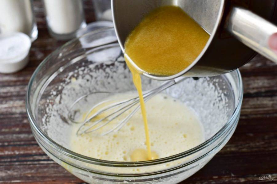Влейте растопленное масло с медом.