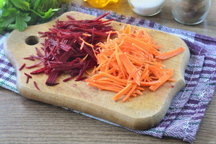 Натрите свеклу и морковку на терке для корейских овощей. Или нарежьте тонкой соломкой.