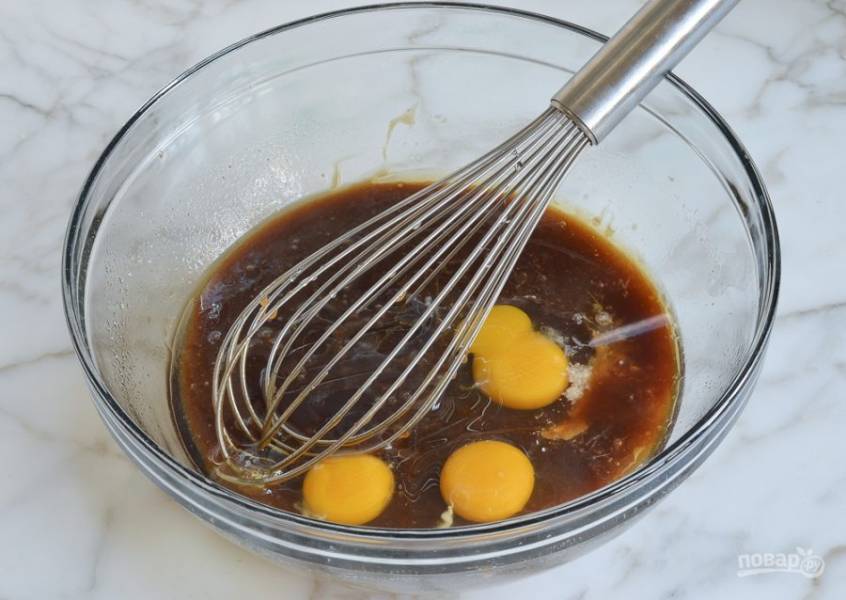 9. Вбейте яйца, влейте ванильный экстракт и бурбон. Добавьте щепотку соли и все перемешайте до однородности. 