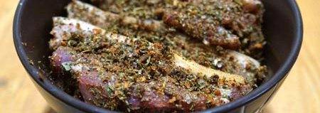 2. Натираем солью, перцем и разнообразными специями на свой вкус. Чем больше - тем лучше. Также заливаем жидким дымом в тех пропорциях, как указано на упаковке.