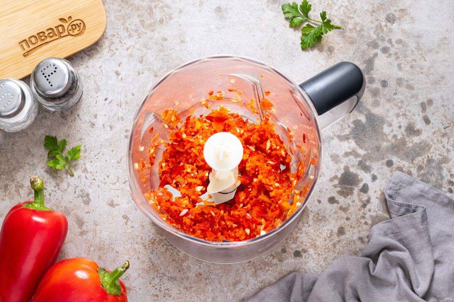 Измельчите болгарский перец и чеснок в блендере или прокрутите в мясорубке с мелкой решеткой.