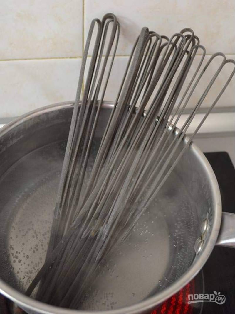 Отварите спагетти с чернилами каракатицы в подсоленной воде до состояния «аль денте» и слейте воду.