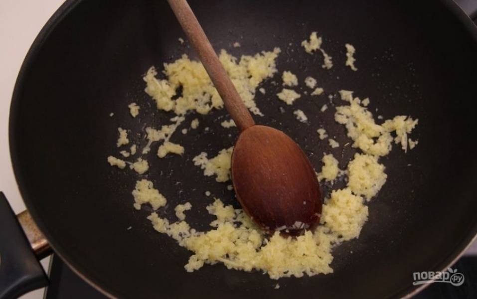 На разогретой сковороде обжарьте имбирь на сливочном масле в течение  4-5 минут.