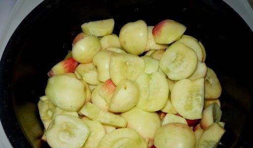 Яблоки промойте, порежьте и удалите сердцевину.