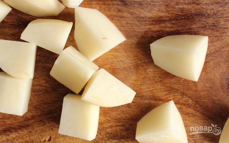 1.	Очистите картофель, вымойте его и нарежьте кусочками. Выложите картошку в кастрюлю, добавьте немного соли и залейте водой, отварите картофель до готовности.