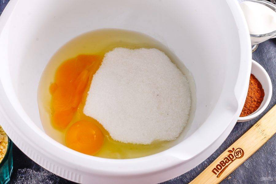 Вбейте куриные яйца в емкость кухонного комбайна, всыпьте туда же соль и сахарный песок. Можете добавить немного ванильного ароматизатора или ванильного сахара. Взбейте все примерно 3-5 минут.