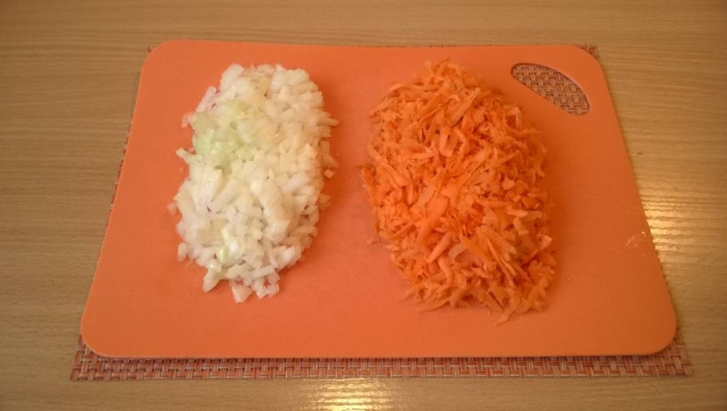 2. Лук порежьте (не крупно), морковь потрите на крупной овощной терке.
