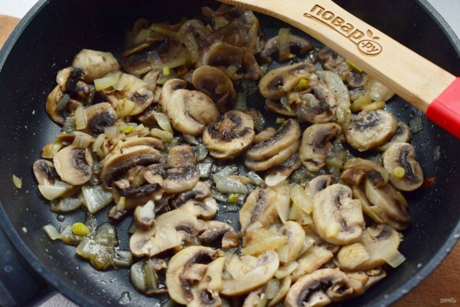 На разогретом масле обжарьте до прозрачности измельченный лук. Добавьте грибы, нарезанные тонкими ломтиками, и тушите до испарения лишней влаги. Добавьте по вкусу соль и мускатный орех.