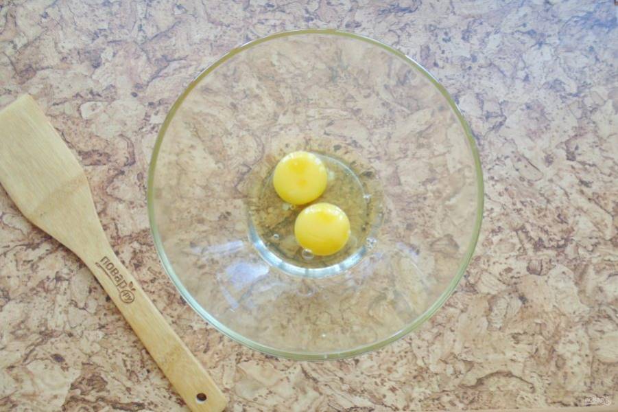 В другую миску разбейте яйца.