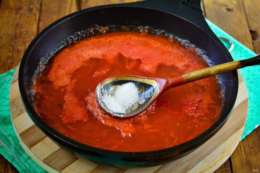 Влейте томатный сок в сковороду, доведите до кипения, добавьте соль и перец по вкусу.
