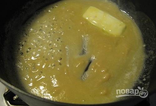 Когда смесь станет жёлтой, а масло полностью расплавится, влейте в неё молоко и добавьте мускатный орех. Готовьте на небольшом огне.