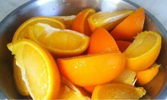 Рецепт: Делаем 10 литров натурального сока и банку варенья из 5 апельсинов!
