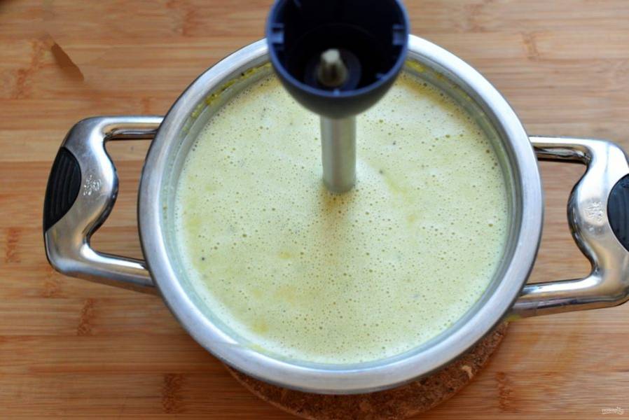 Готовый суп немного посолите, добавьте куркуму, перец и тимьян. Пробейте суп блендером до однородности.
