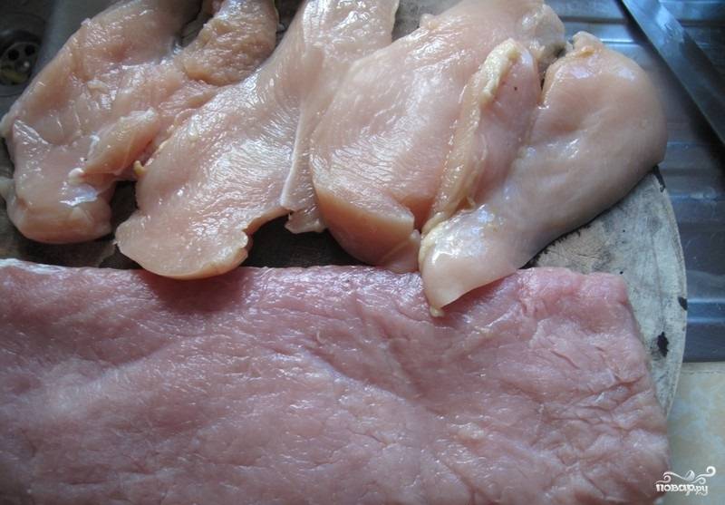 1.	Мясо моем и высушиваем бумажным полотенцем. Нарезаем курицу и свинину тонкими кусочками. Застилаем мясо пищевой пленкой и немного отбиваем, чтобы оно получилось нежным и сочным.