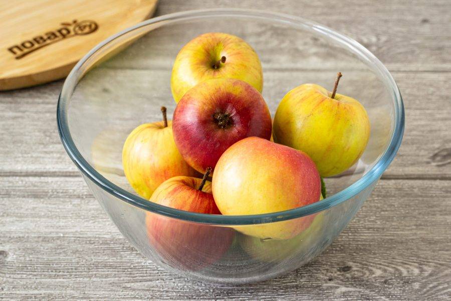 Выложите яблоки в миску.