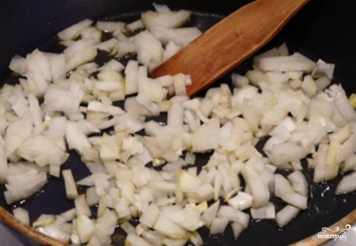 2. После чего поджарьте в масле мелко нарезанный лук до полуготовности.