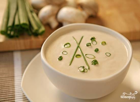 Готовый суп разлейте по тарелкам и подавайте со свежей зеленью. Приятного аппетита!