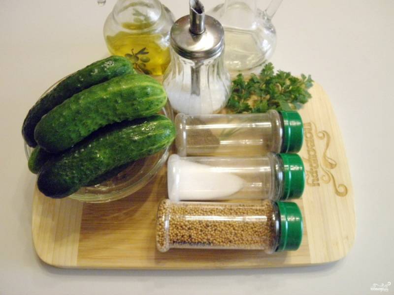 Подготовьте овощи и специи для консервирования, также вам понадобятся стерильные баночки и крышки. Приступим. Огурцы тщательно вымойте и замочите на пару часиков в холодной воде.