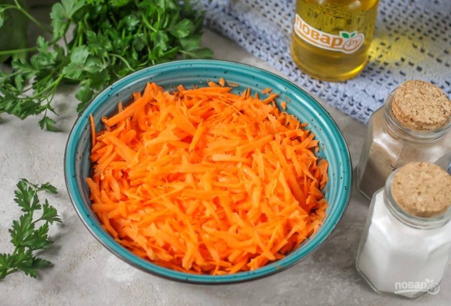 Промытую морковь натрите на терке с крупными ячейками в глубокую емкость. Можно использовать и терку для моркови по-корейски.