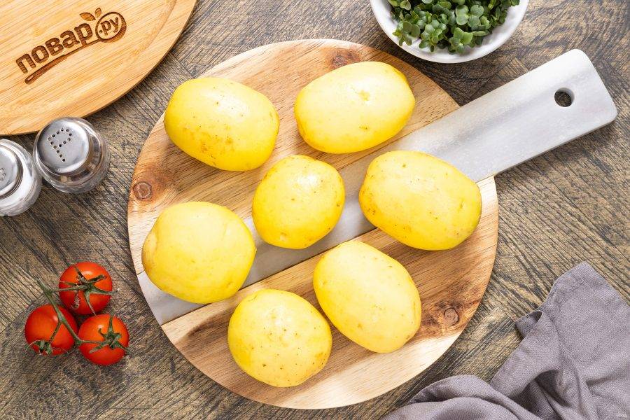 Картофель тщательно помойте. Очистите от кожуры. У меня был молодой картофель с тонкой кожурой, поэтому я просто щеточкой при мытье убрала большую часть кожуры.