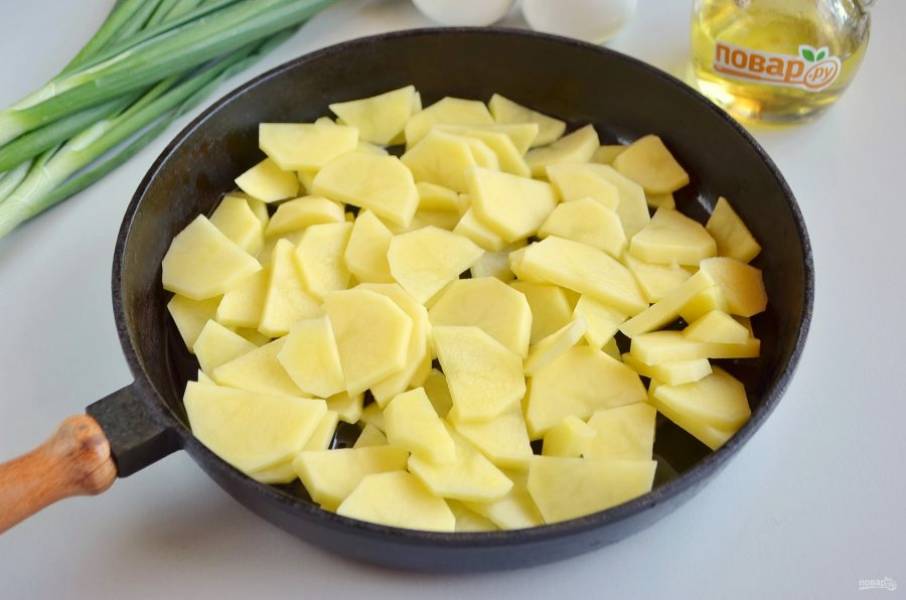Разогрейте растительное масло или смалец (на нем тоже очень вкусно получается), положите картофель и жарьте без крышки, периодически перемешивая лопаткой. Солить не нужно, иначе картофель пустить сок и будет каша.