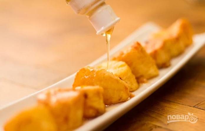 8. Полейте медом, присыпьте кунжутом — и можно подавать бананы по-китайски к столу.
Приятного аппетита! 
