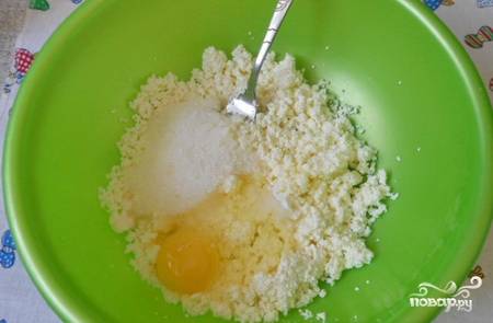 Перетираем сахар с яйцом. Добавляем соду и немного соли (примерно щепотку).