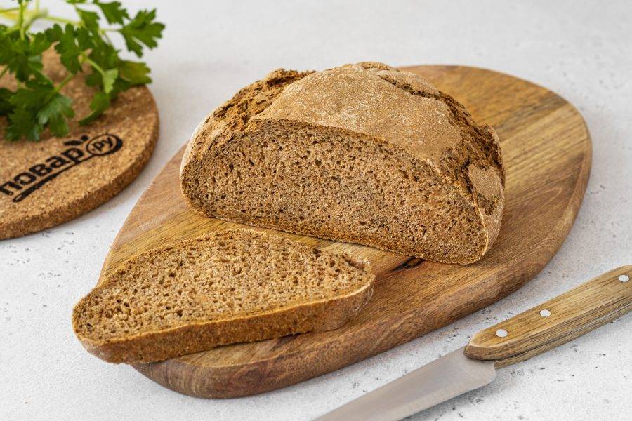 Готовый хлеб остудите на решетке. Затем его можно нарезать. Ржаной хлеб в духовке готов, приятного аппетита!