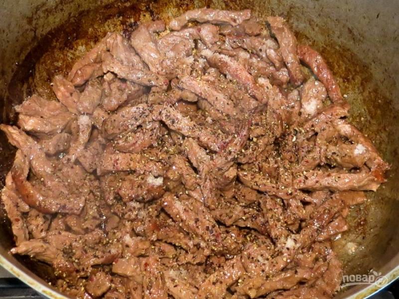 Тушеная говядина с луком на сковороде: классический рецепт
