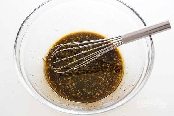 1. Для начала нужно в глубокой мисочке соединить все ингредиенты маринада: растительное масло, соевый соус, коричневый сахар, рисовый уксус и острый соус. Добавьте измельченный имбирь и чеснок, перемешайте. 