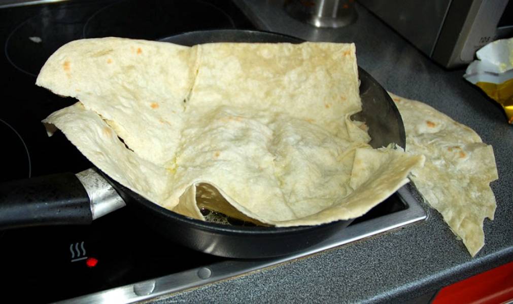 2. Процесс сам не только быстрый, но и очень простой. На сковороде растопите сливочное масло. Выложите лаваш. 