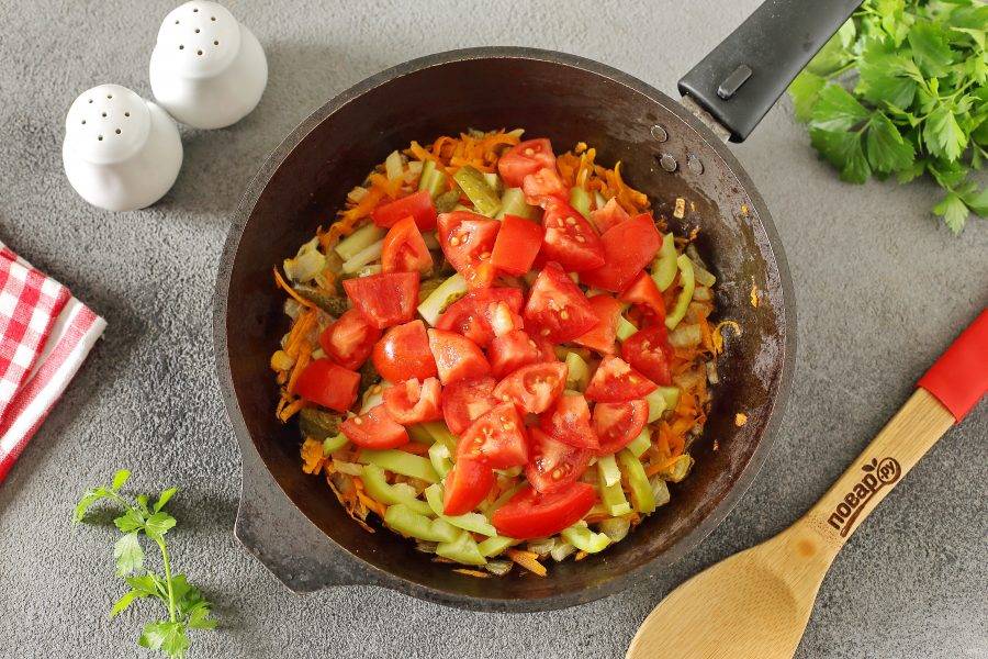 Обжарьте овощи до мягкости. Добавьте нарезанные соломкой огурцы, болгарский перец и нарезанные кубиками или дольками томаты.