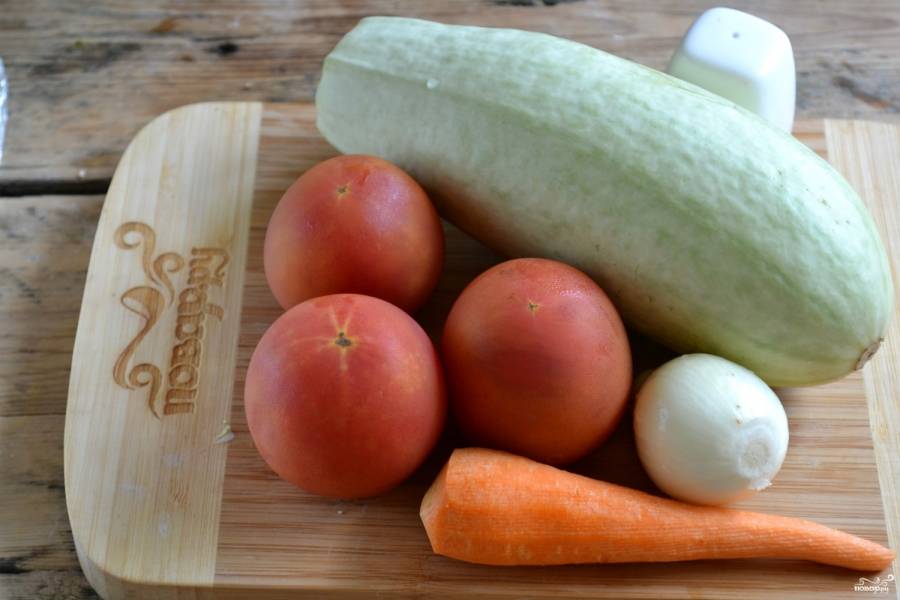 Подготовьте все необходимые ингредиенты. Очистите лук и морковь. Хорошо промойте все овощи.