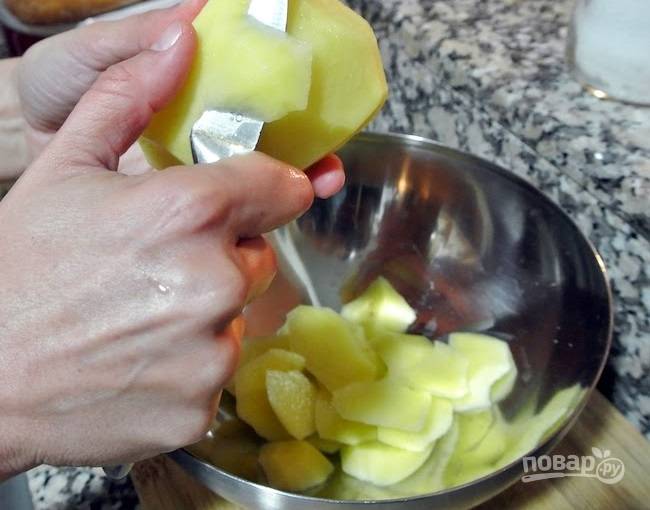 1.	Очистите картошку и вымойте, затем нарежьте ее тонкими дольками (лучше тоньше). Очистите и нарежьте тонкими полукольцами луковицу.