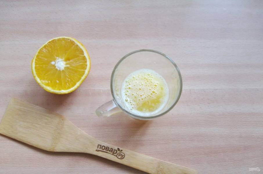 Выжмите сок из половины апельсина.