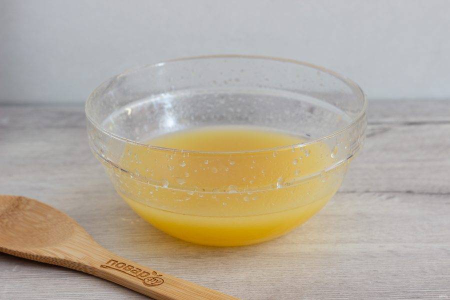 Растительное масло взбейте миксером с апельсиновым соком и сахаром до растворения сахара. Затем добавьте уксус и ещё немного взбейте.